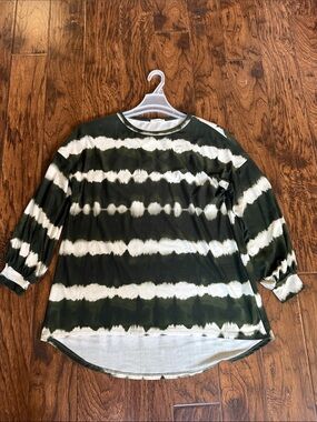Viamor green and ivory top, size medium